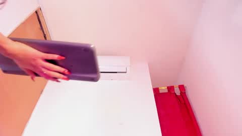 miakirshner_ online show from September 11, 2:06 pm