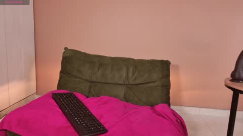 Snapshot of mialuxx chatting on May 31, 6:09 pm Mia online show from May 31, 6:09 pm