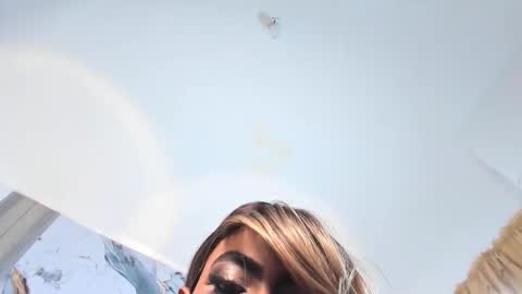 mialuxxi online show from December 19, 5:42 pm