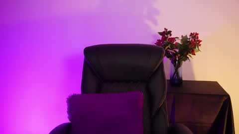 Snapshot of miami_18_ chatting on June 21, 4:59 am Lili online show from June 21, 4:59 am
