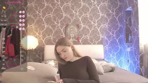 Mia online show from May 5, 3:09 pm
