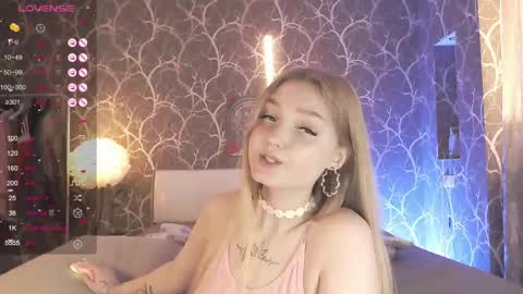 Mia online show from May 8, 4:45 pm