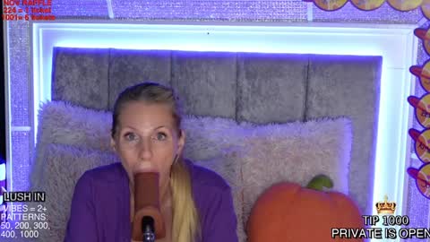 Snapshot of miamilfs chatting on November 14, 3:44 pm Mia online show from November 14, 3:44 pm