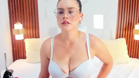 Snapshot of miamiller69 chatting on May 28, 4:32 am Mia online show from May 28, 4:32 am