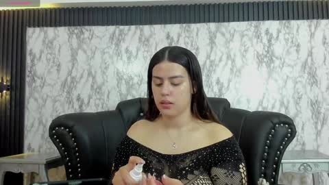 Snapshot of miamontoya chatting on February 6, 12:48 pm Mia -5 7001400 Follow online show from February 6, 12:48 pm