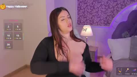 Snapshot of miamontoya chatting on November 3, 1:23 pm Mia -5 7001400 Follow online show from November 3, 1:23 pm