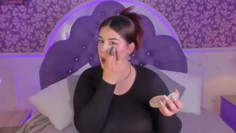 Snapshot of miamontoya chatting on November 19, 1:55 pm Mia -5 7001400 Follow online show from November 19, 1:55 pm