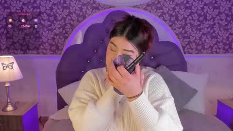 Snapshot of miamontoya chatting on November 26, 1:34 pm Mia -5 7001400 Follow online show from November 26, 1:34 pm