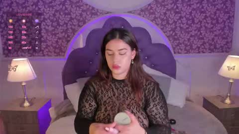 Snapshot of miamontoya chatting on November 28, 1:25 pm Mia -5 7001400 Follow online show from November 28, 1:25 pm