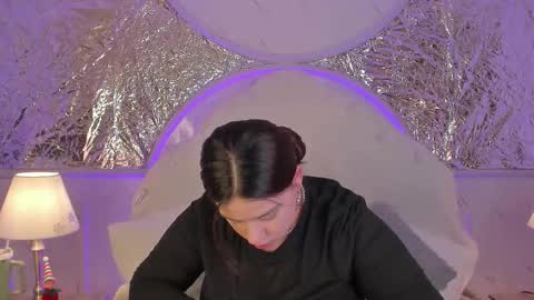 Snapshot of miamontoya chatting on December 4, 1:09 pm Mia -5 7001400 Follow online show from December 4, 1:09 pm