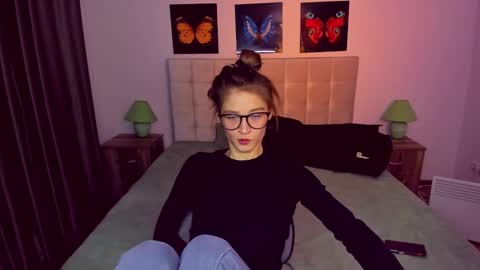 Snapshot of miapaw chatting on January 17, 9:17 pm Mia online show from January 17, 9:17 pm