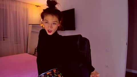 Snapshot of miapaw chatting on December 3, 7:34 pm Mia online show from December 3, 7:34 pm