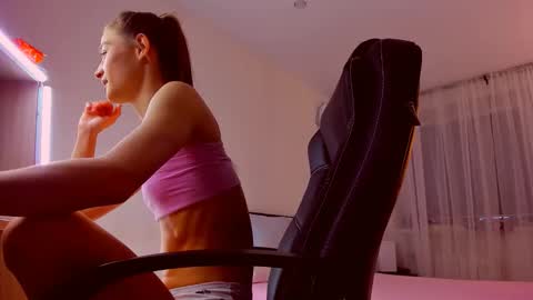 Snapshot of miapaw chatting on December 4, 7:11 pm Mia online show from December 4, 7:11 pm