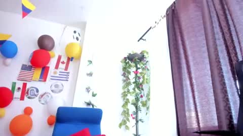 Snapshot of miarobertsmilf chatting on July 15, 10:04 pm Mia Milf online show from July 15, 10:04 pm