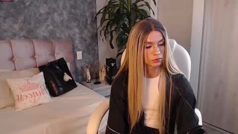 Snapshot of miaromanove_ss chatting on September 11, 6:35 am Mia Romanove online show from September 11, 6:35 am