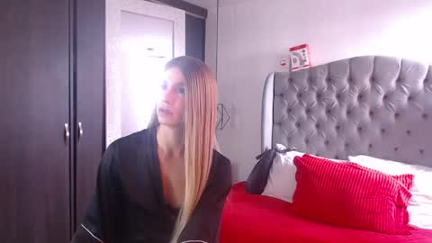 Snapshot of miaromanove_ss chatting on October 4, 12:25 pm Mia Romanove online show from October 4, 12:25 pm