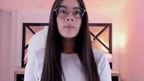 Snapshot of miasilverr chatting on March 3, 8:43 pm Mia online show from March 3, 8:43 pm