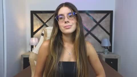 Mia online show from June 26, 7:18 pm