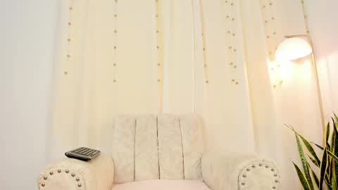 Miavenuss 1 online show from November 10, 7:57 pm