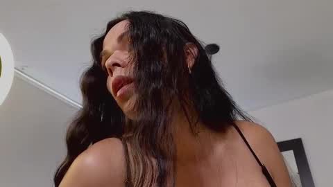 Snapshot of miavero chatting on February 5, 1:54 pm Mia online show from February 5, 1:54 pm