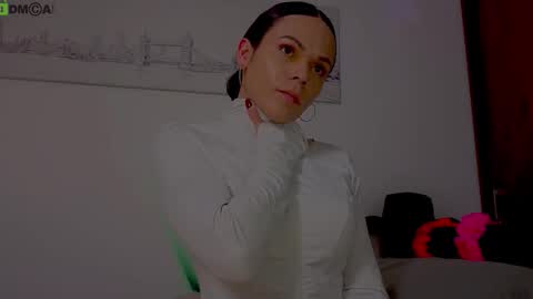 Snapshot of miavero chatting on October 19, 4:40 pm Mia online show from October 19, 4:40 pm