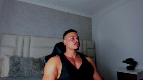 Snapshot of michael_reinolds chatting on October 28, 4:49 am Michael online show from October 28, 4:49 am