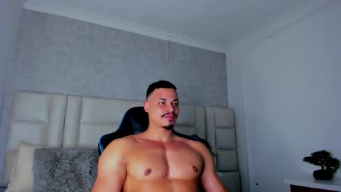 Snapshot of michael_reinolds chatting on November 1, 8:27 am Michael online show from November 1, 8:27 am