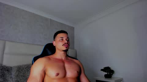 Snapshot of michael_reinolds chatting on November 8, 2:23 am Michael online show from November 8, 2:23 am