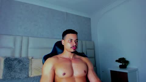 Snapshot of michael_reinolds chatting on November 27, 8:16 am Michael online show from November 27, 8:16 am