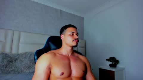 Snapshot of michael_reinolds chatting on November 29, 3:20 am Michael online show from November 29, 3:20 am