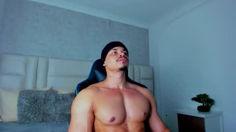 Snapshot of michael_reinolds chatting on December 4, 1:48 am Michael online show from December 4, 1:48 am