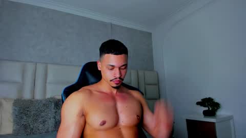 Snapshot of michael_reinolds chatting on December 5, 7:06 am Michael online show from December 5, 7:06 am