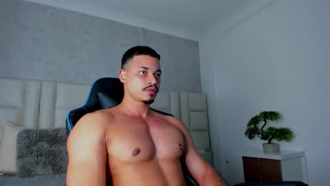 Snapshot of michael_reinolds chatting on December 17, 3:12 am Michael online show from December 17, 3:12 am