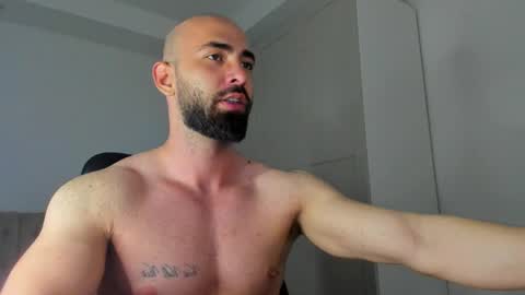 MichaelEvansx online show from April 27, 9:02 pm