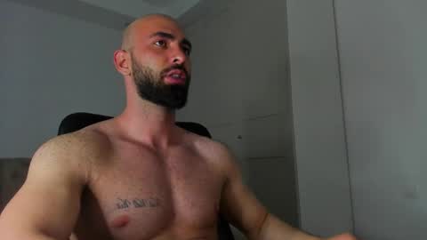 MichaelEvansx online show from April 30, 10:36 pm