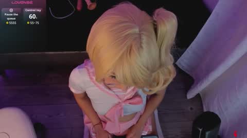 Snapshot of michelle_cutee_ chatting on October 11, 8:18 pm michelle_cutee_ online show from October 11, 8:18 pm