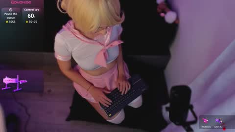 Snapshot of michelle_cutee_ chatting on October 12, 8:24 am michelle_cutee_ online show from October 12, 8:24 am