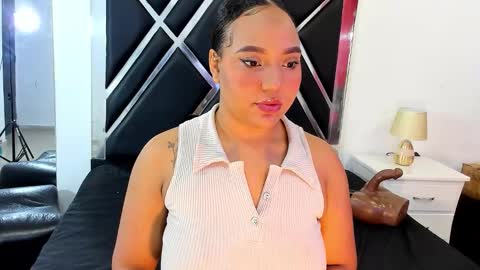 Snapshot of michellelewiss_ chatting on October 20, 11:21 am Michelle online show from October 20, 11:21 am