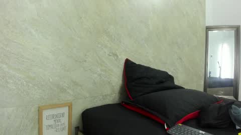 mick_lollipopp online show from May 2, 7:41 pm