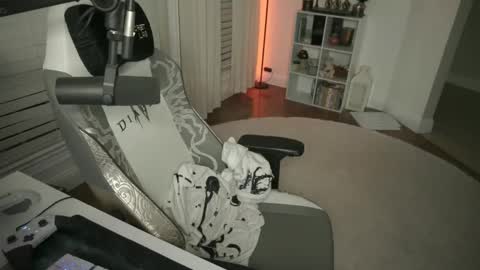 Snapshot of mickaelawest chatting on December 15, 11:09 pm Mickaela West online show from December 15, 11:09 pm