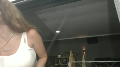 Snapshot of mickystrumia chatting on December 16, 12:26 am mickystrumia online show from December 16, 12:26 am