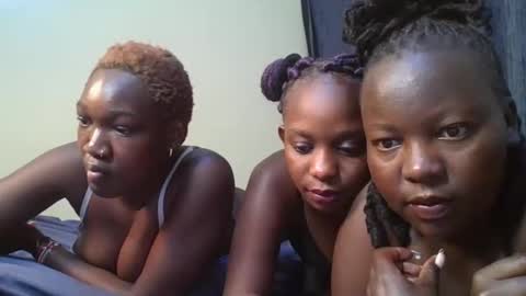 Snapshot of midnight_curves chatting on April 11, 12:04 am midnight_curves online show from April 11, 12:04 am