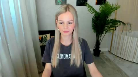 Snapshot of midnighteaura chatting on May 6, 12:32 pm midnighteaura online show from May 6, 12:32 pm