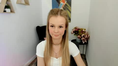 Snapshot of midnighteaura chatting on May 19, 12:11 pm midnighteaura online show from May 19, 12:11 pm
