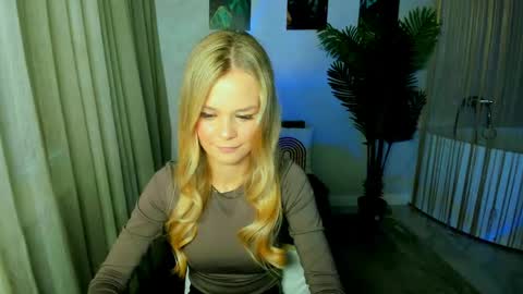 Snapshot of midnighteaura chatting on May 30, 11:40 am midnighteaura online show from May 30, 11:40 am