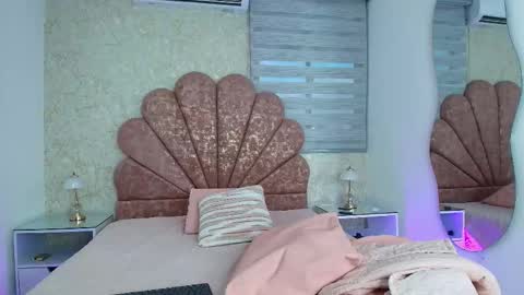 Snapshot of miia_01_ chatting on December 15, 11:58 am Mia online show from December 15, 11:58 am