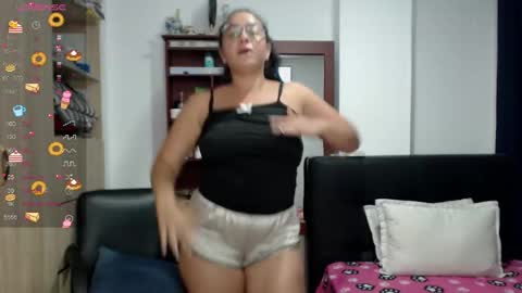 Snapshot of miia_big1boobs chatting on February 22, 2:17 am miia big1boobs online show from February 22, 2:17 am