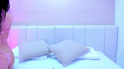 Mia online show from June 27, 11:48 am