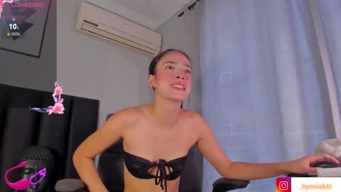 Snapshot of miia_bratz chatting on September 18, 7:49 pm miia_bratz online show from September 18, 7:49 pm