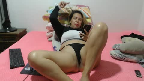 Snapshot of miilu74 chatting on October 2, 4:36 pm Miilu74 online show from October 2, 4:36 pm